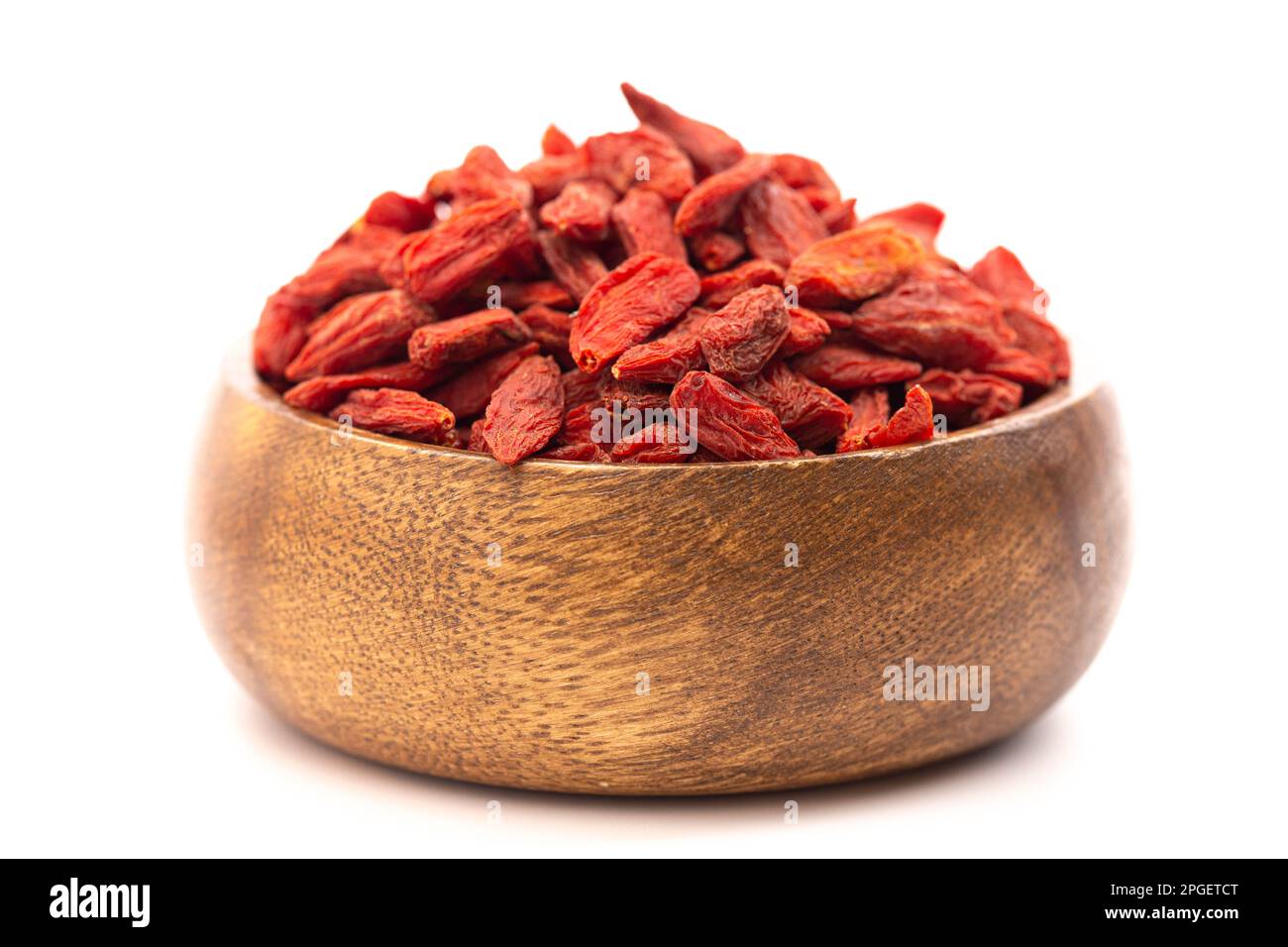 Bacche di Goji rosse disidratate isolate su sfondo bianco Foto Stock