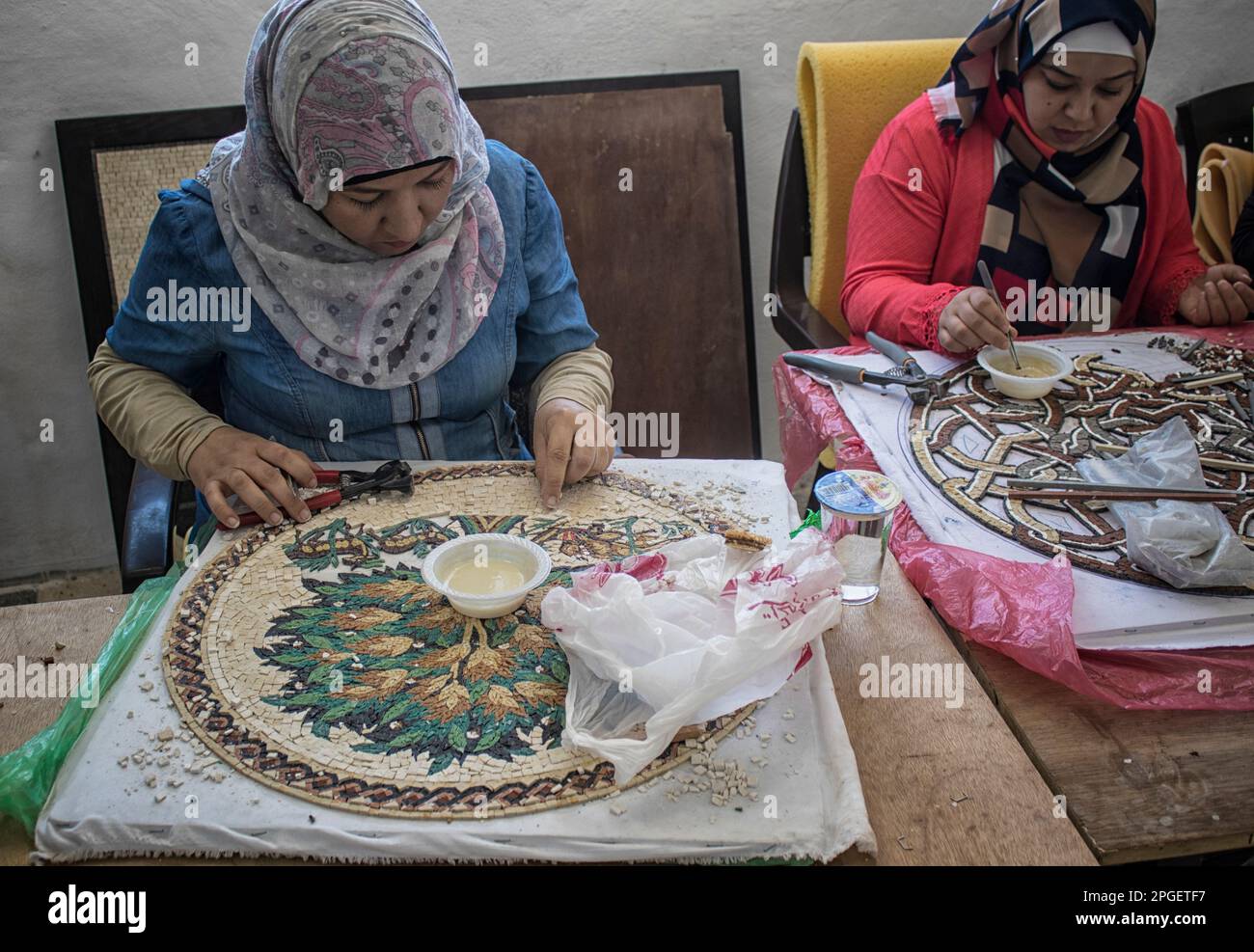 Artigiani locali di Luxor che producono mosaico. Luxor, Ehypt. Foto Stock