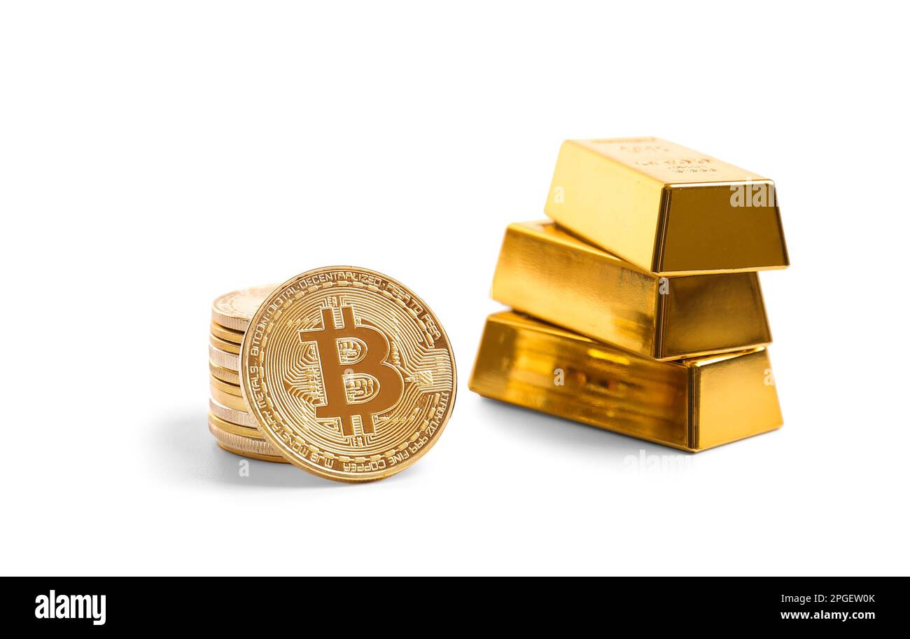 Cumulo di monete di bitcoin e barre d'oro isolate su sfondo bianco. Primo piano della criptovaluta sull'isolamento. Lingotti d'oro. Concetto di crescita valutaria Foto Stock