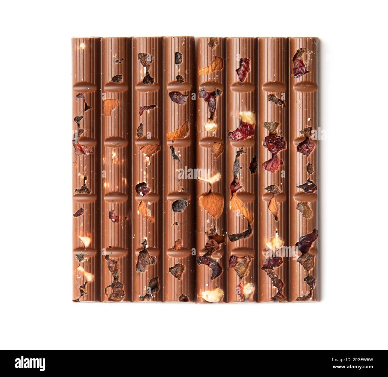 Due barrette di cioccolato al latte con uvetta e noci su uno sfondo bianco vista dall'alto. Cioccolato fatto a mano con mandorle e uva secca primo piano sull'isolamento. Foto Stock