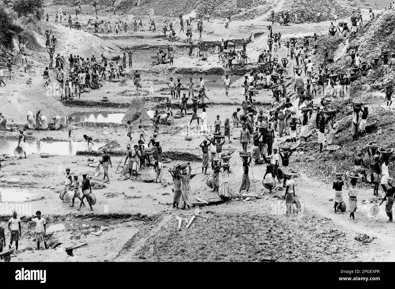 India, immagine storica della damconstruction negli anni '80. Il lavoro era poco costoso, quindi la maggior parte dello scavo è stato fatto a mano. Foto Stock