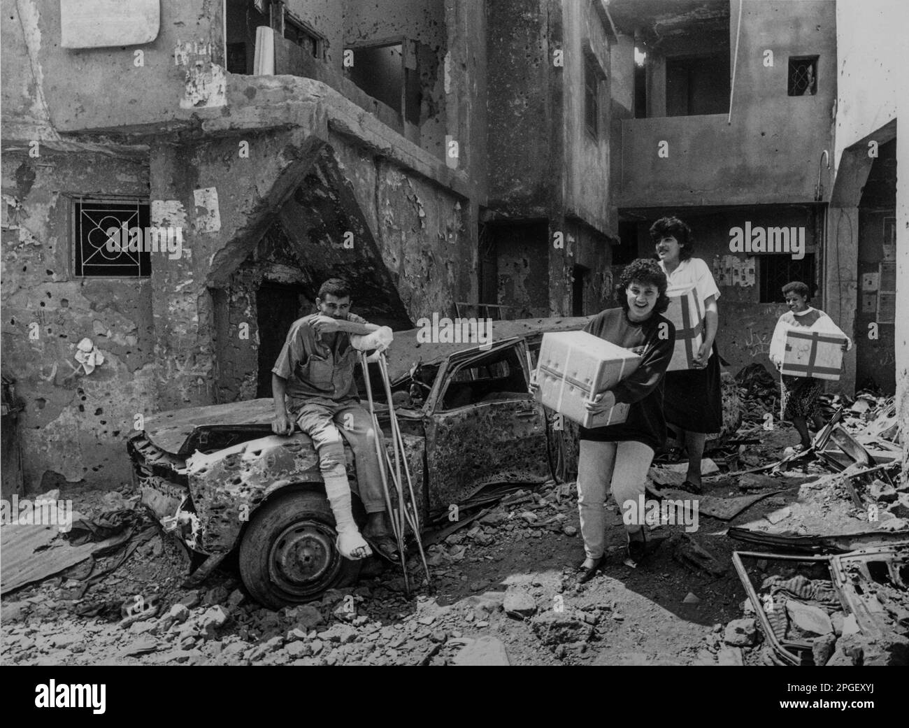 Libanon 1987, i rifugiati palestinesi ritornano nel campo di Butj el-Barajneh con rifornimenti di emergenza alimentare dall'UNRWA (Agenzia ONU per il soccorso e l'occupazione) Foto Stock