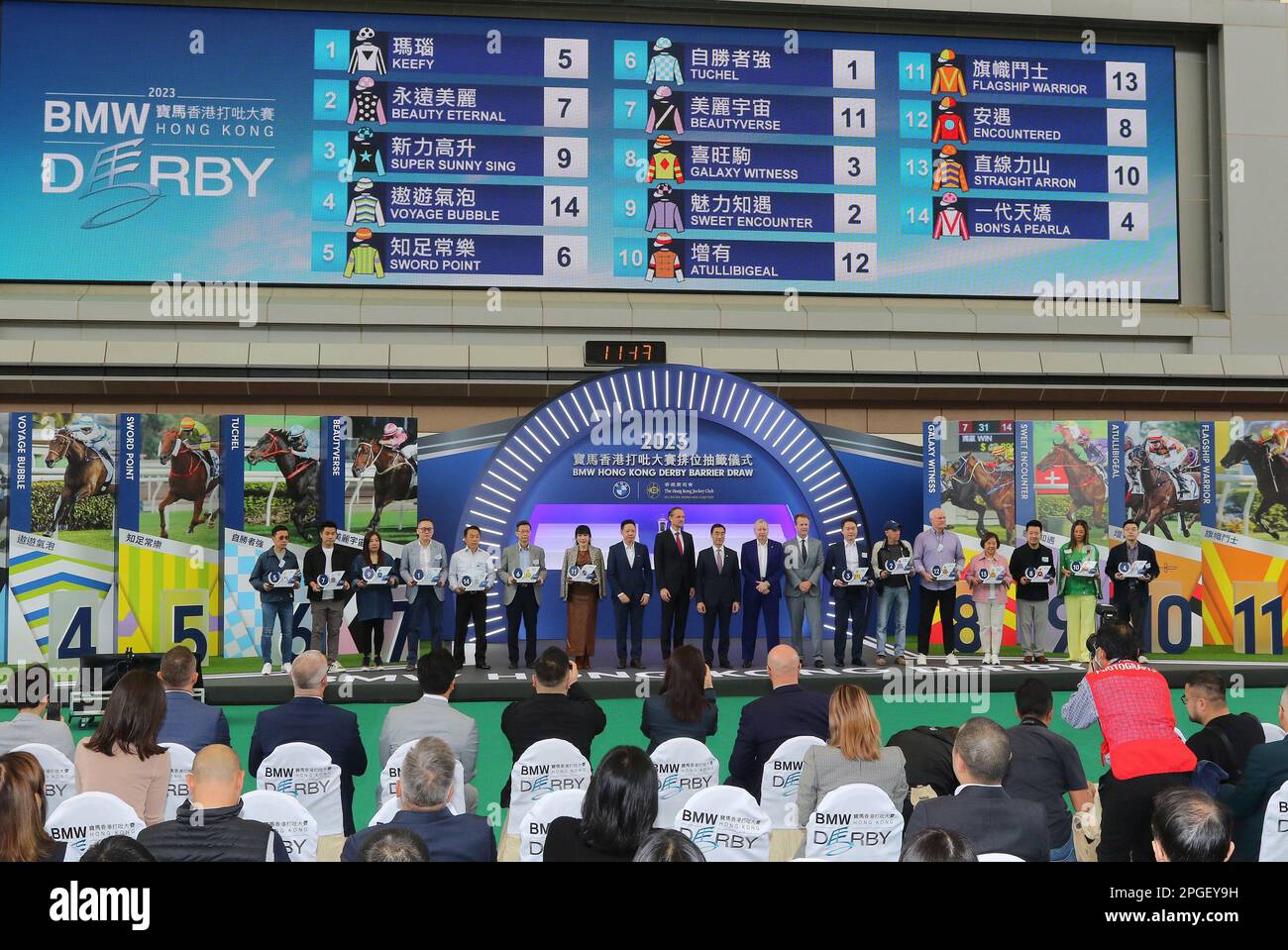 Ospiti officianti, allenatori, proprietari di cavalli posa per una foto alla cerimonia di estrazione della barriera BMW Hong Kong Derby all'ippodromo di Sha Tin. 16MAR23 SCMP/Kenneth Chan. Foto Stock