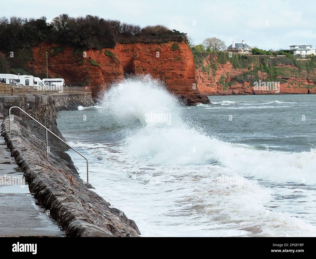 Un vento orientale che frusta l'acqua normalmente calma a Preston Sands, Tor Bay nel Devon meridionale, nel sud-ovest dell'Inghilterra. Foto Stock