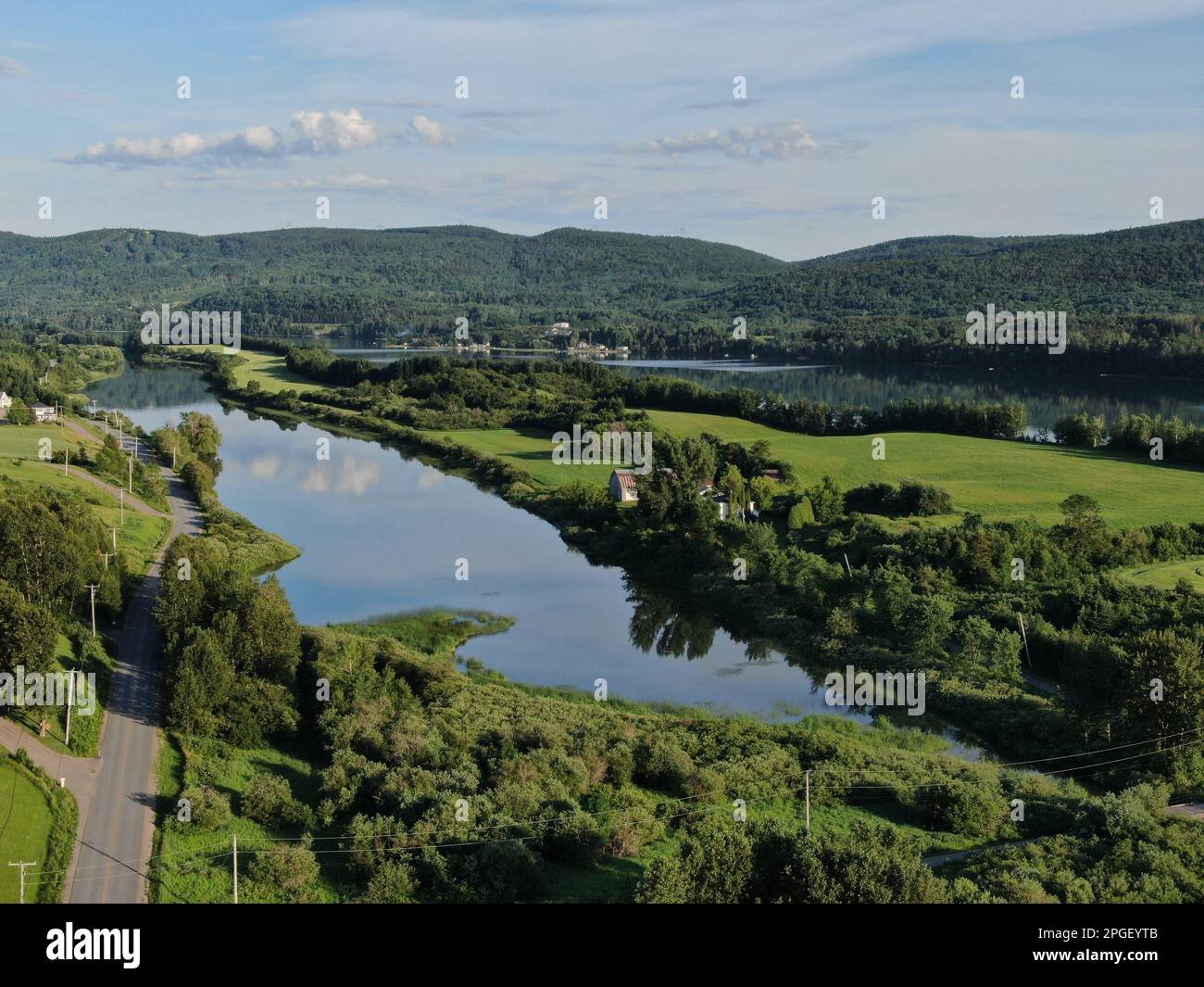 Vista della penisola di Hebertville e della montagna Laurenziana nel Saguenay, Lac-St-Jean regione Foto Stock