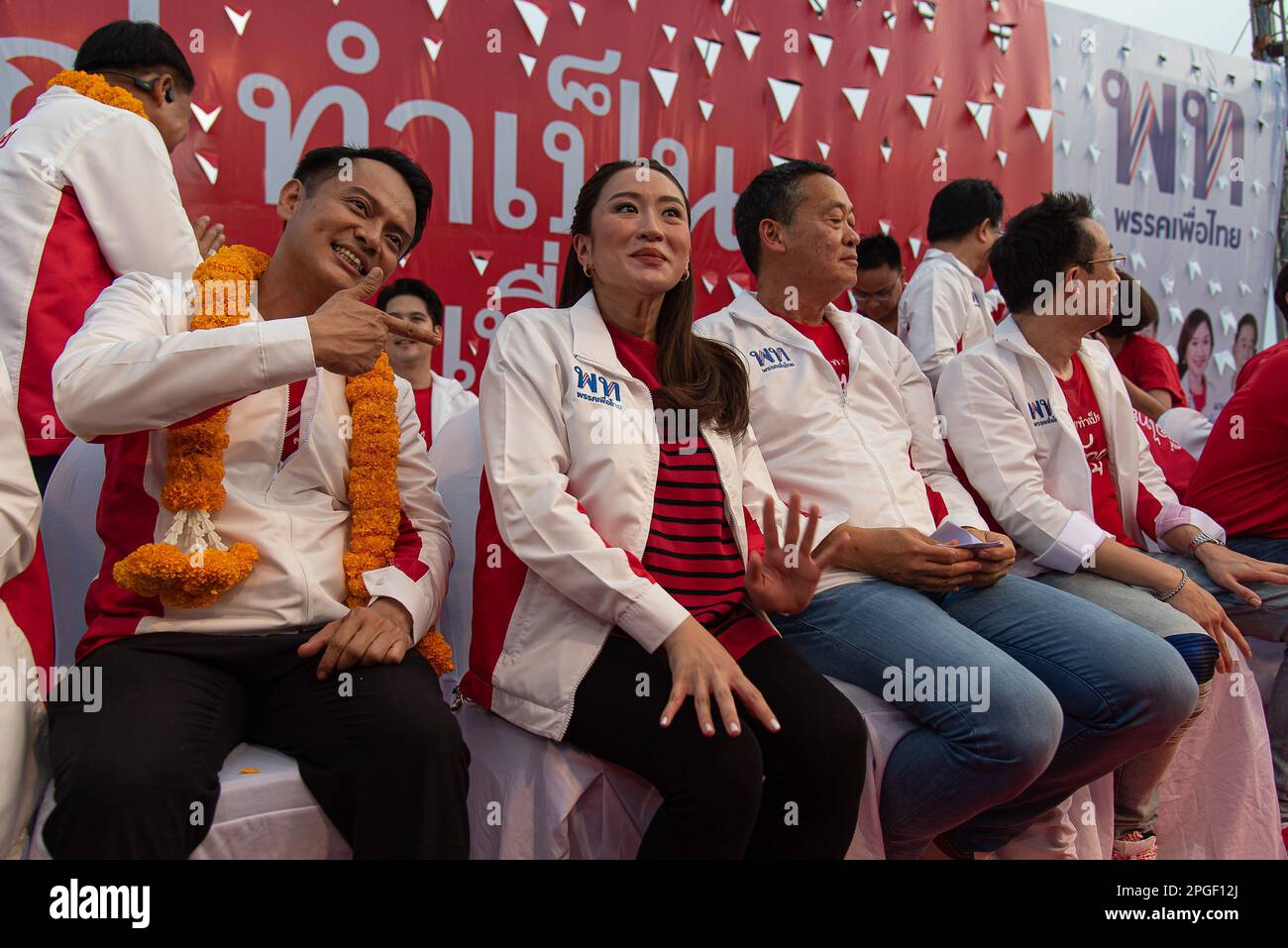 Nonthaburi, Thailandia. 22nd Mar, 2023. Paetongtarn Shinawatra (C), il Phue Thai Party e candidato per il primo ministro nelle prossime elezioni generali, visto durante la campagna pre-elettorale. Paetongtarn Shinawatra e Sretha Thavisin diventano candidati primo ministro per il Partito Tailandese di Phue nelle prossime elezioni generali in Thailandia che si terranno il 14 maggio 2023. Credit: SOPA Images Limited/Alamy Live News Foto Stock