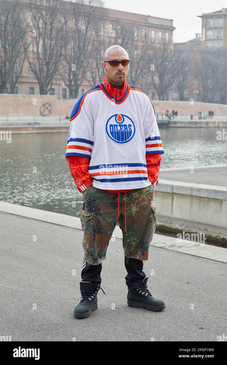 MILANO, ITALIA - 24 FEBBRAIO 2023: Uomo con camicia Oilers bianca, blu, rossa e pantaloncini mimetizzati prima della sfilata Sportmax, Milano Fashion We Foto Stock