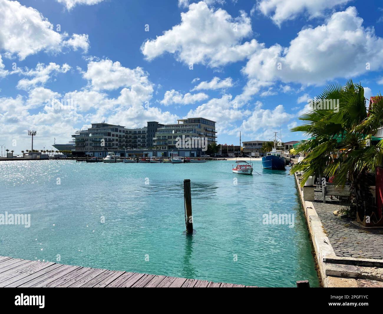 Oranjestad, Aruba - 9 marzo 2022. Si affaccia sul porto presso il terminal delle navi da crociera di Aruba. Foto Stock