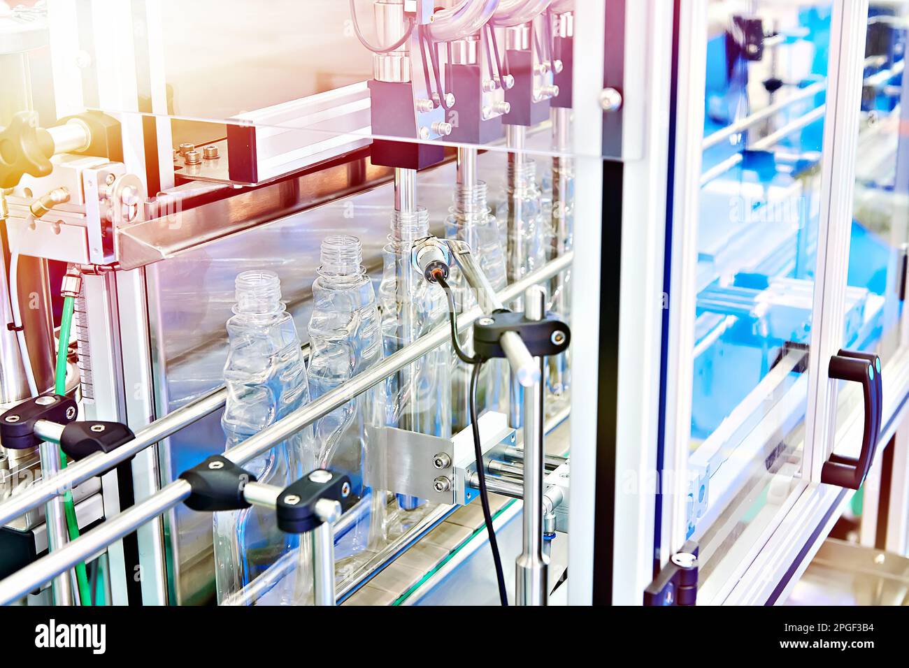 Bottiglie di plastica in riempitrice su tessuto Foto Stock