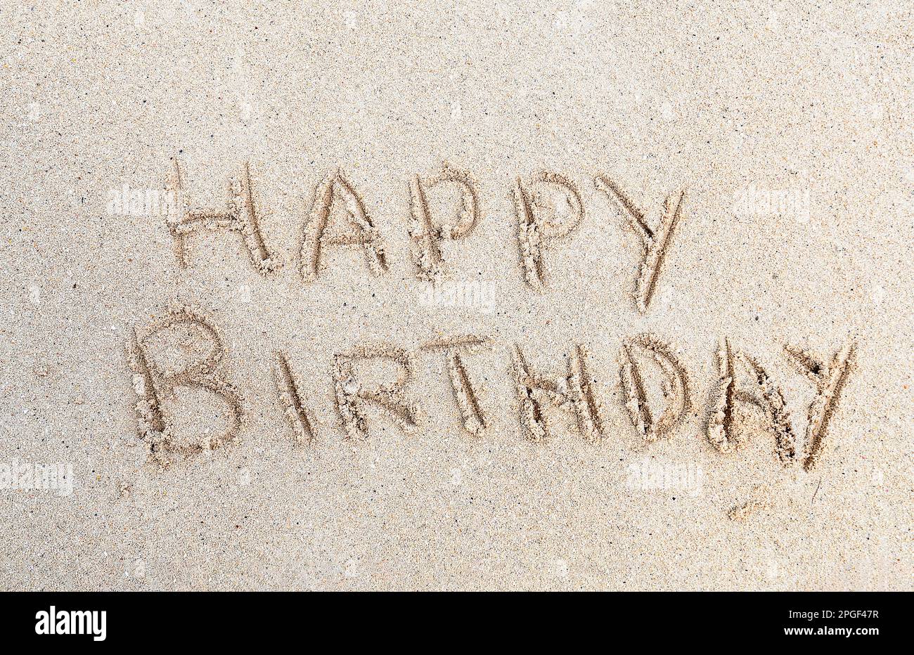 Buon compleanno testo stampato in spiaggia Foto Stock