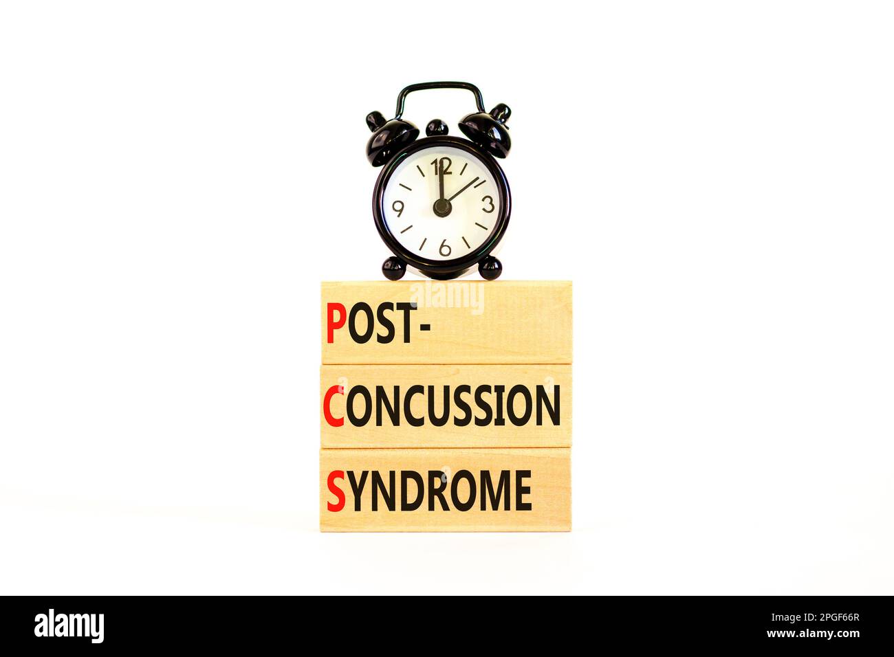 SIMBOLO della sindrome post-commozione PCS. Concetto di parole PCS sindrome post-concussione su blocchi di legno su una bella tavola bianca sfondo bianco. Medico Foto Stock