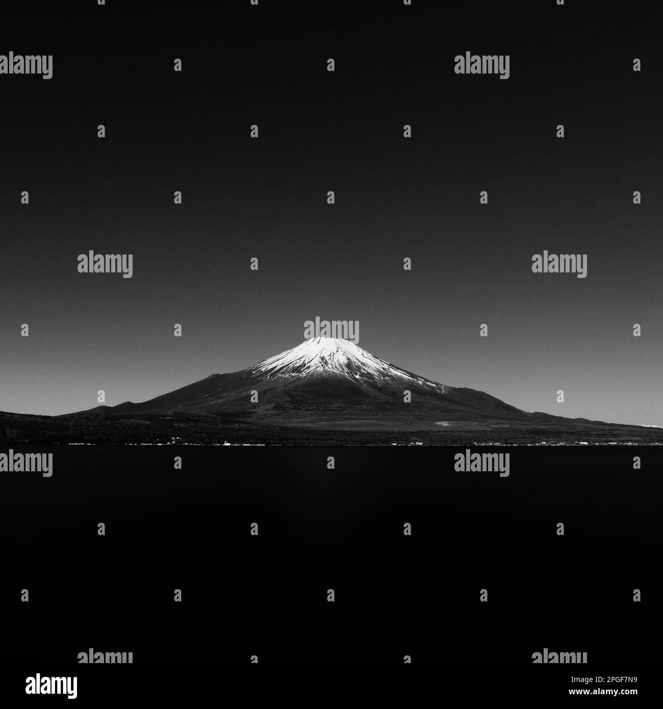 Monte Fuji dal lago Yamanaka, Prefettura di Yamanashi, Giappone Foto Stock