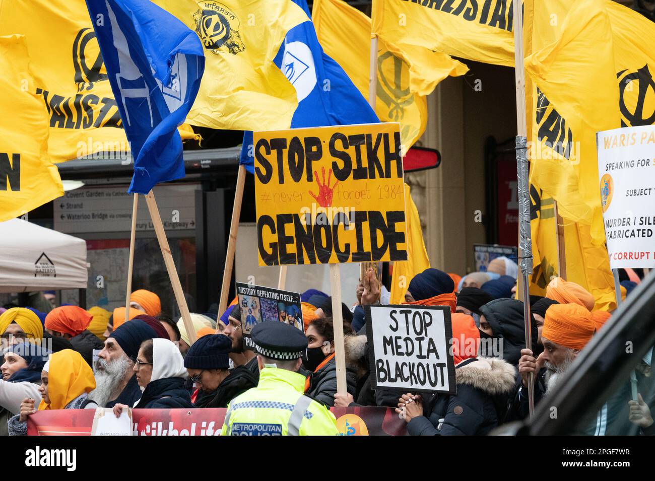 Londra, Regno Unito. 22 marzo, 2023. I Sikh protestano al di fuori dell'alta commissione indiana contro le violazioni dei diritti nel Punjab, in India. Foto Stock