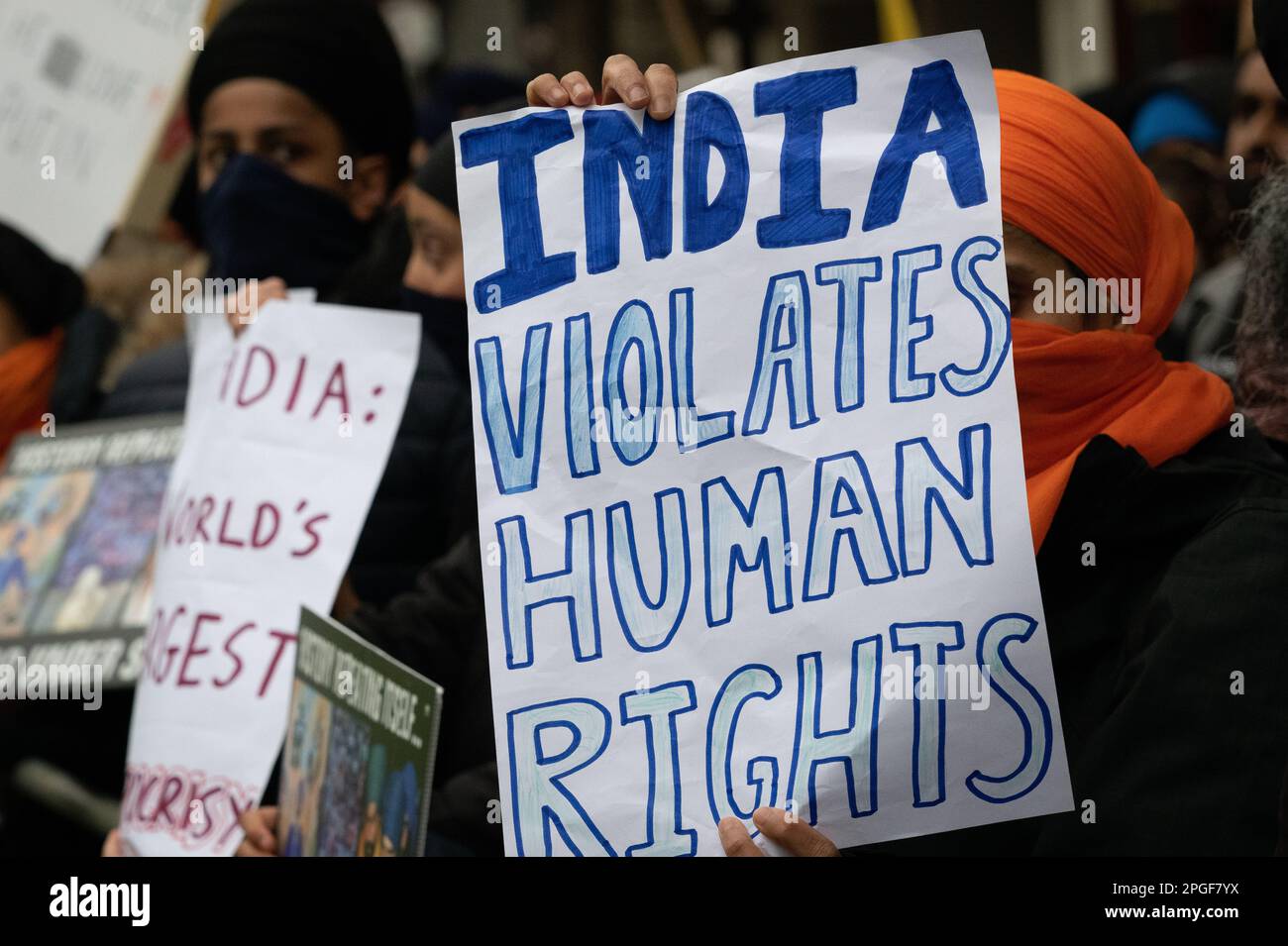 Londra, Regno Unito. 22 marzo, 2023. I Sikh protestano al di fuori dell'alta commissione indiana contro le violazioni dei diritti nel Punjab, in India. Foto Stock