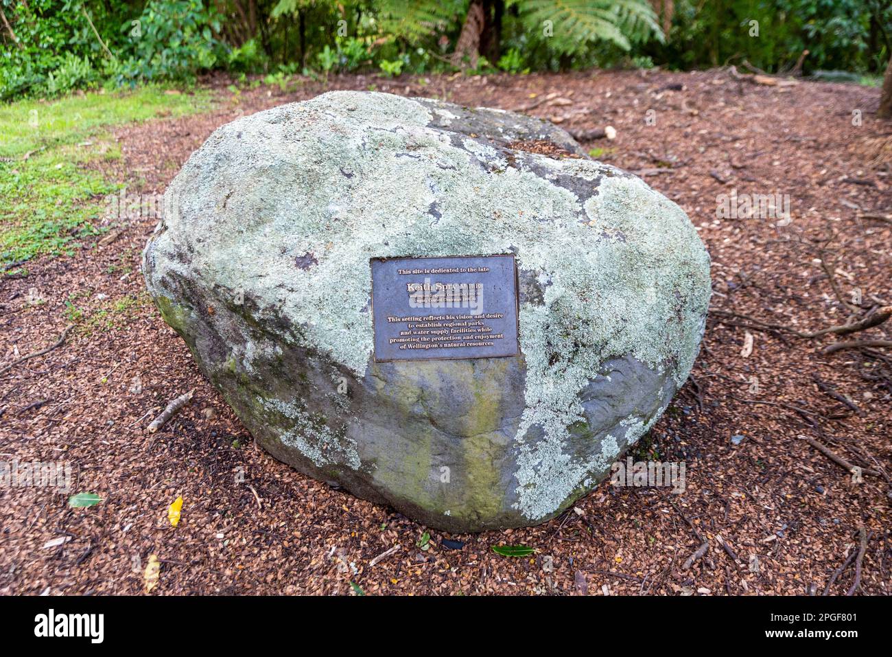 Pietra commemorativa del Consigliere Keith Spry vicino ai laghi Stuart Macaskill a te Mārua, Hutt superiore, regione di Wellington, Nuova Zelanda. Foto Stock