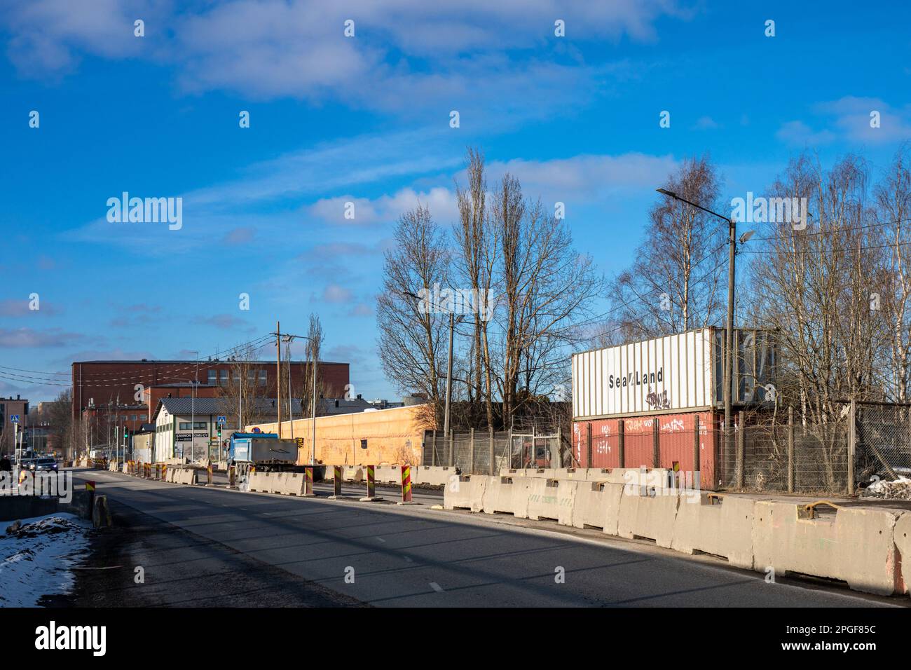 Kyläsaarenkatu in una giornata di sole primaverile nel quartiere Kyläsaari di Helsinki, Finlandia Foto Stock