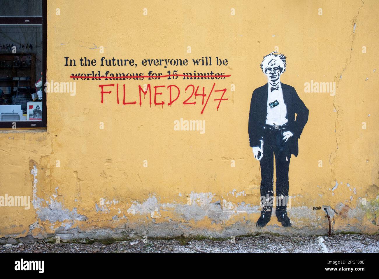 Stencil Street art graffiti omaggio ad Andy Warhol dell'artista finlandese Plan B nel quartiere Telliskivi di Tallinn, Estonia. Foto Stock