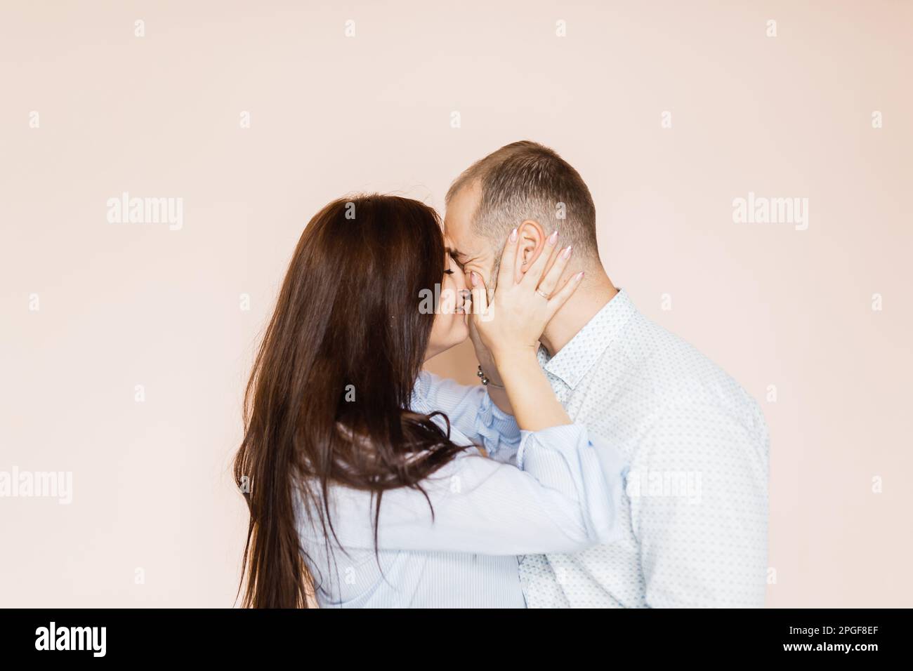 l'uomo e la donna innamorata si pongono per un ritratto di famiglia Foto Stock