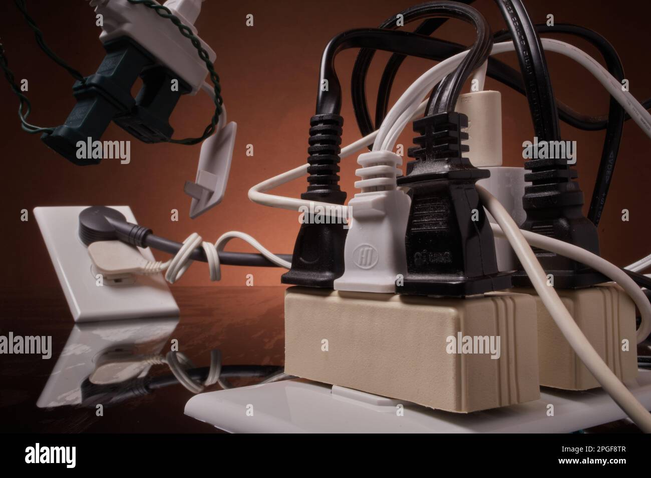 Prese elettriche sovraccaricate oltre la capacità Foto Stock