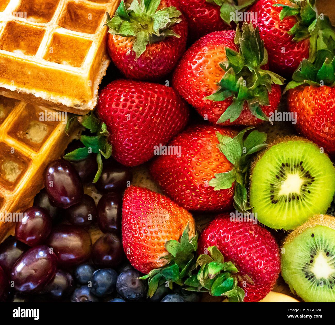 Immagine ravvicinata di waffle e frutta Foto Stock