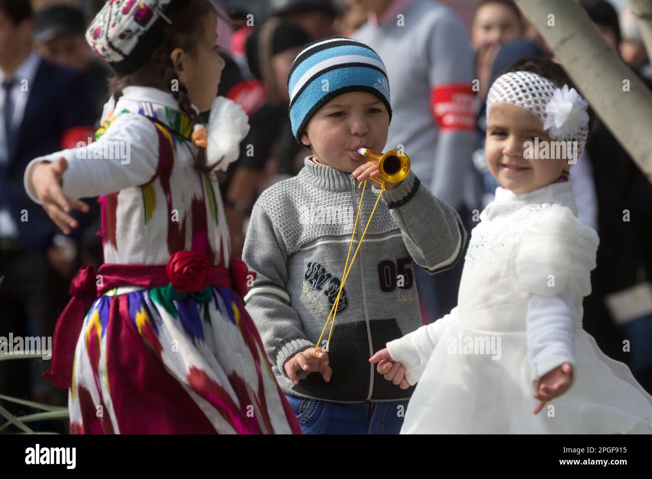 Khujand, Tagikistan. 21st marzo, 2015. I bambini ballano vicino a un palco durante la celebrazione della vacanza Nowruz nel Parco Navruzgoh nella città di Khujand, Repubblica del Tagikistan Foto Stock