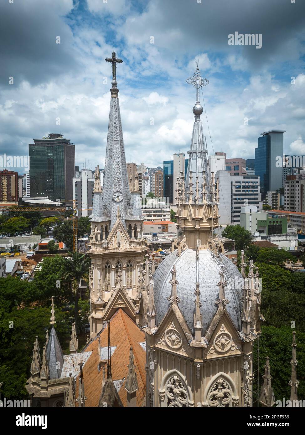 Splendida vista sui droni dell'edificio della chiesa e sugli alberi verdi Foto Stock