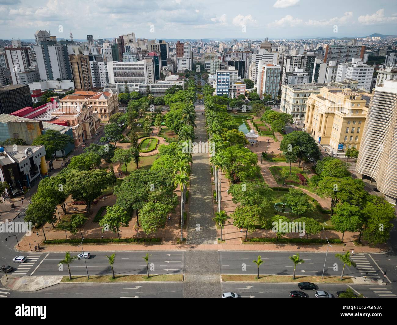 Splendida vista sui droni degli edifici e sulla verde piazza pubblica Foto Stock