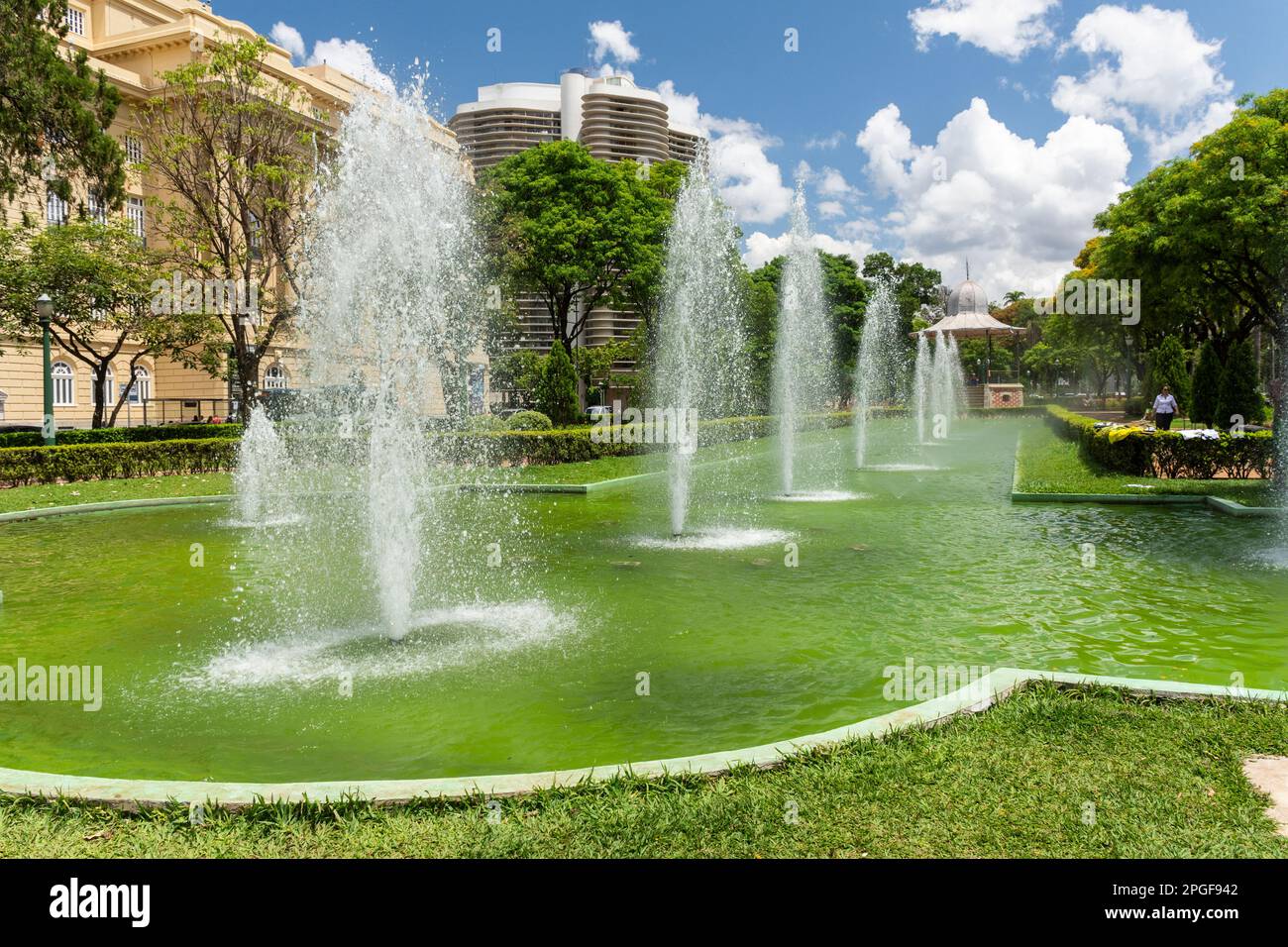 Splendida vista sulla fontana e sul gazebo nel verde del parco pubblico Foto Stock