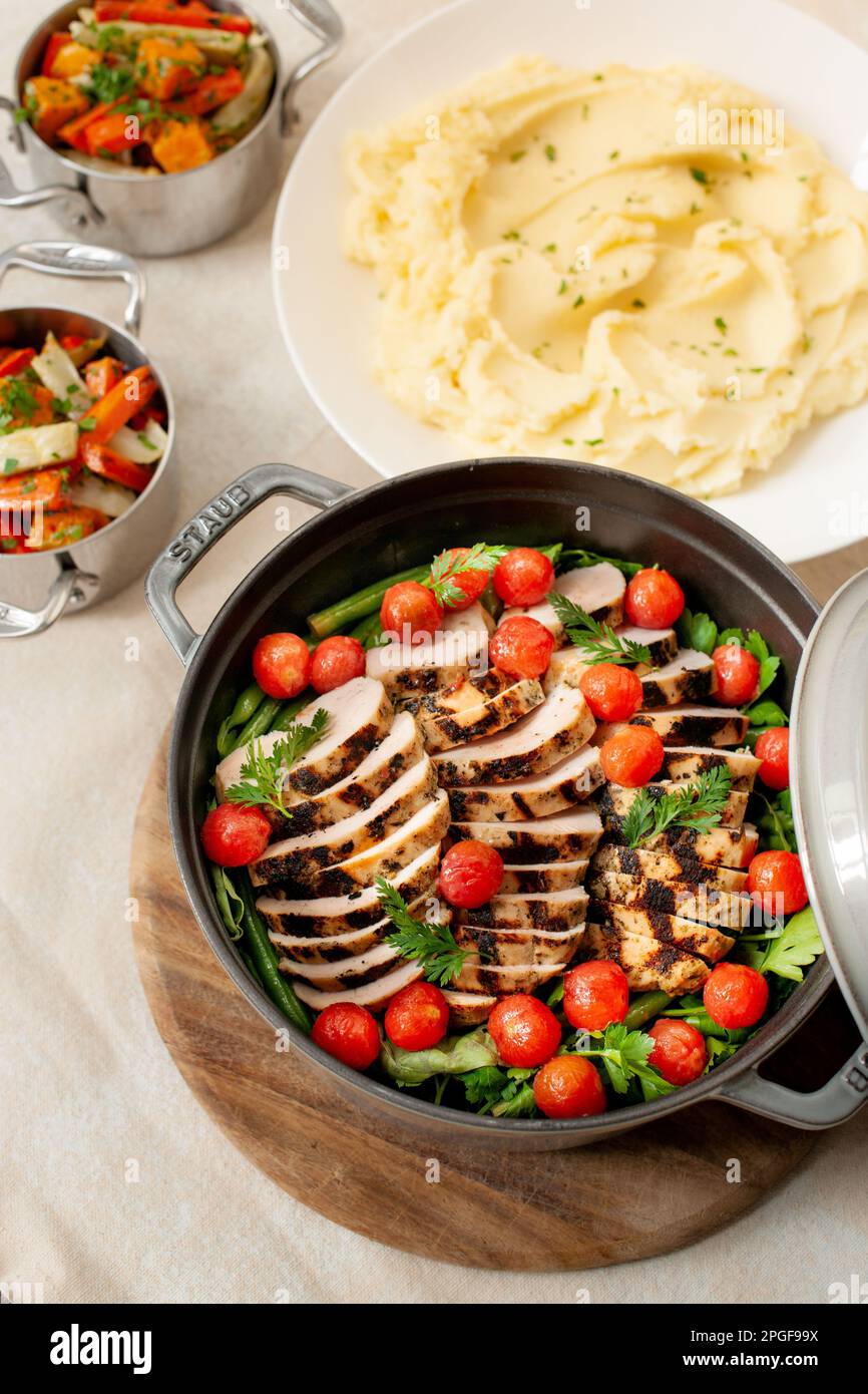 Pollo alla griglia e pomodoro arrosto con purè di patate Foto Stock