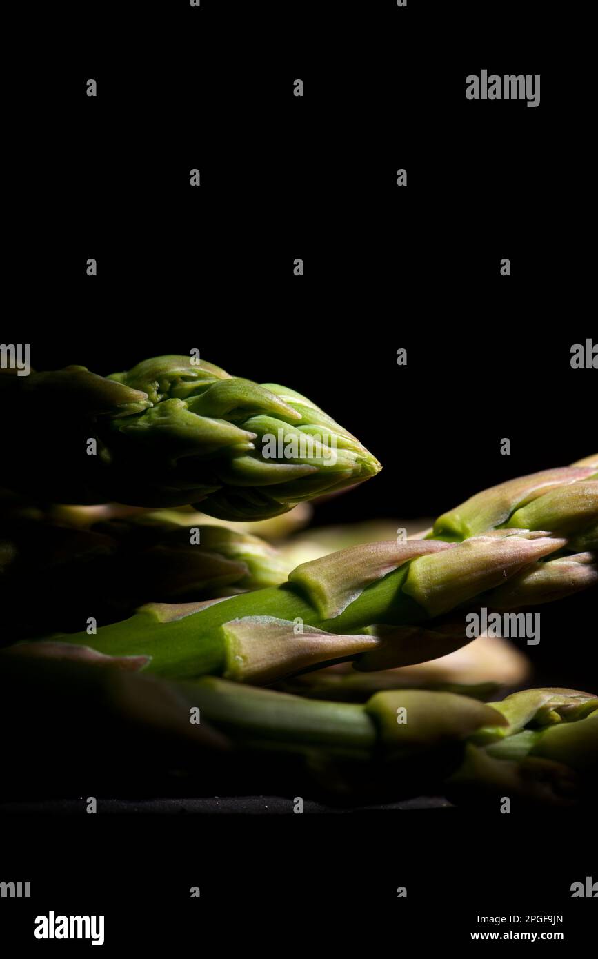 Primo piano all'ombra di un mazzo di asparagi selvatici. Foto Stock