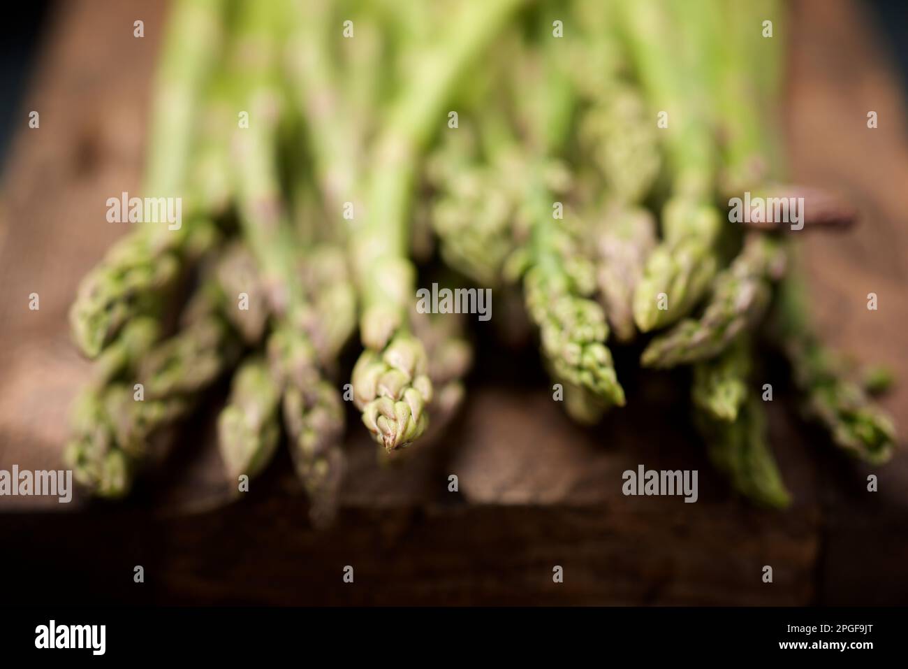 Asparagi verdi in una scatola di legno Foto Stock