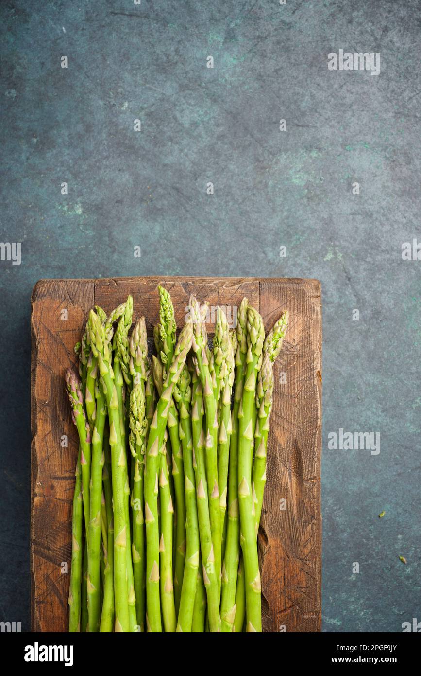 Asparagi verdi in una scatola di legno Foto Stock