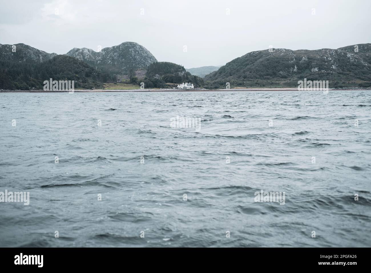 ampio paesaggio di casa e montagne dalla prospettiva oceano argento Foto Stock