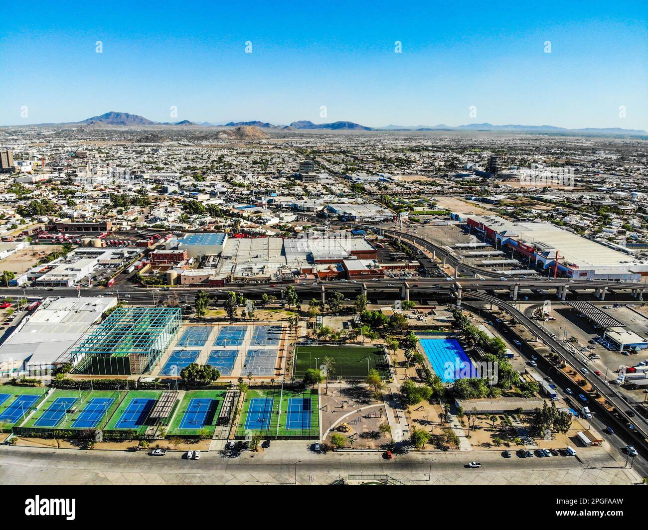 Vista aerea delle tribune, del parcheggio e del campo da gioco o del vecchio stadio di baseball Hector Espino, l'ex sede della squadra arancia Hermosillo, che gioca nel baseball invernale della Mexican League of the Pacific, LMP Hermosillo Sonora fino al 16 maggio 2018. (Foto: NortePhoto / Luis Gutierrez) Vista aérea de las gradas, blicher, estacionamiento y terreno de juego o campo del viejo estadio de beisbol Hector Espino, antigua casa de el equipo de los naranjeros de Hermosillo, que juegan en el beisbol invernal de la Liga Mexicana del Pacifico, LMP Hermosillo Sonora a 16 maggio Foto Stock