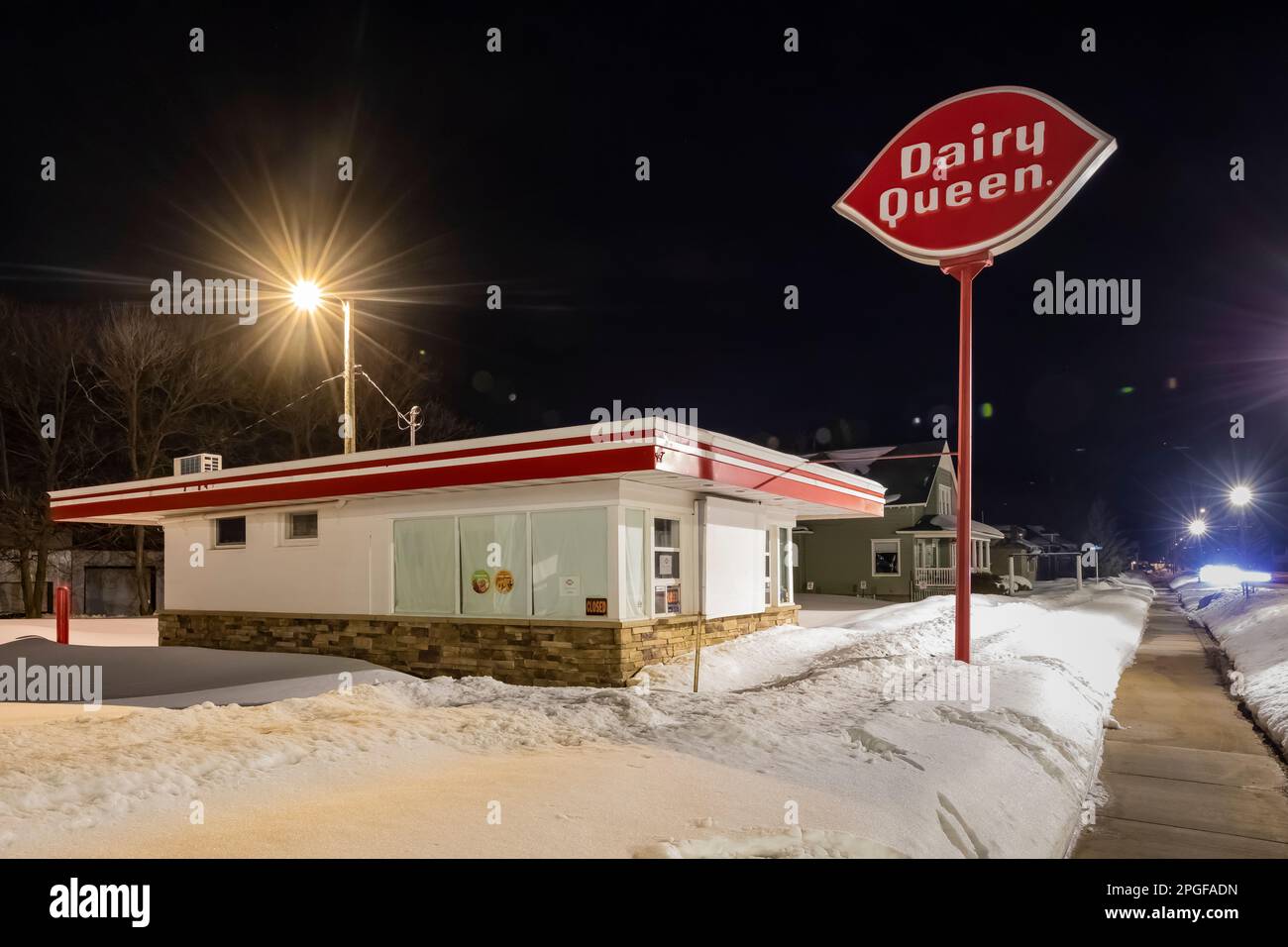 Dairy Queen, chiusa per l'inverno, a Munising, Upper Peninsula, Michigan, USA [non è disponibile alcun rilascio di proprietà; solo licenza editoriale] Foto Stock