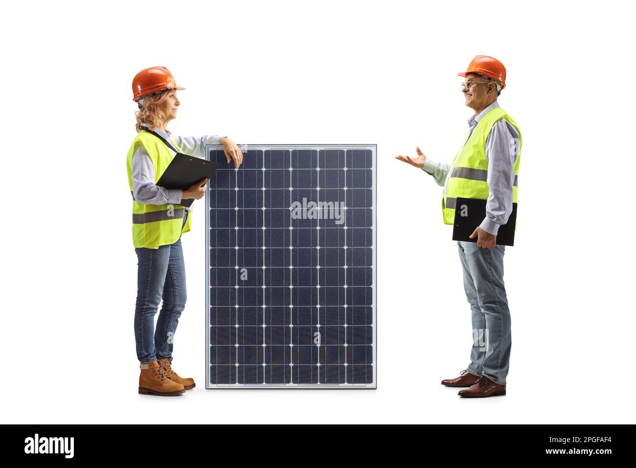 Ingegneri maschili e femminili che discutono di un pannello fotovoltaico isolato su sfondo bianco Foto Stock