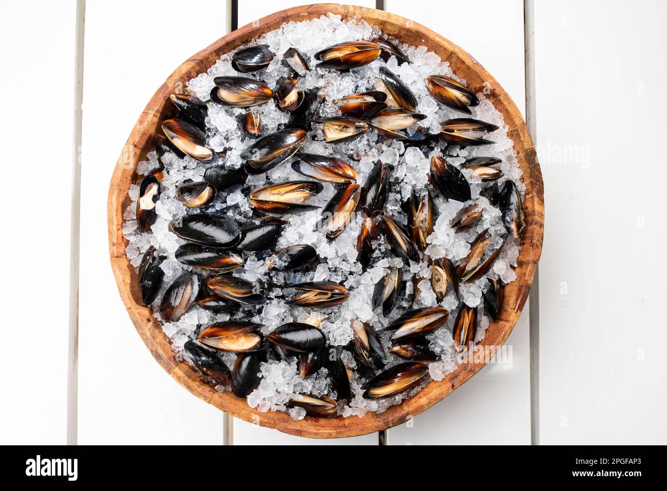 cestino con cozze e vista sulla cima del ghiaccio Foto Stock