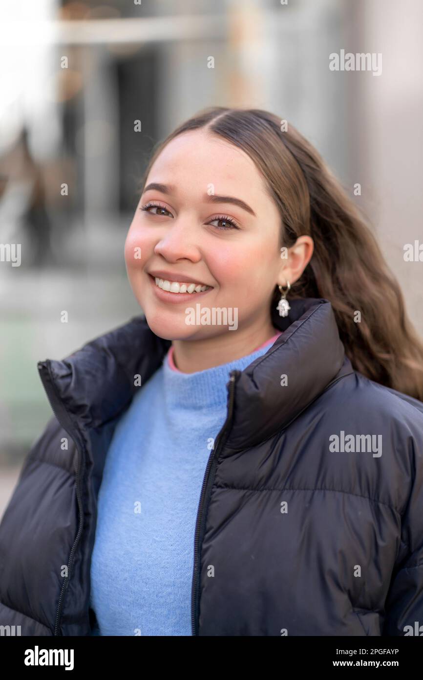 ritratto di giovane ragazza in città Foto Stock