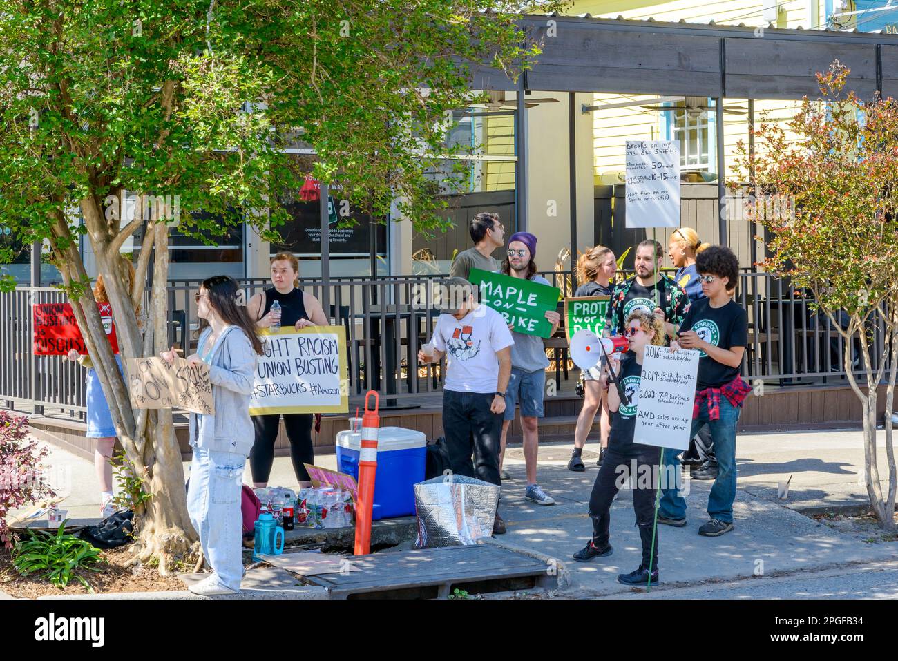 NEW ORLEANS, LA, USA - 22 MARZO 2023: Linea di picket Labor Union di fronte a Starbucks presso il negozio Maple Street nel quartiere Uptown Foto Stock
