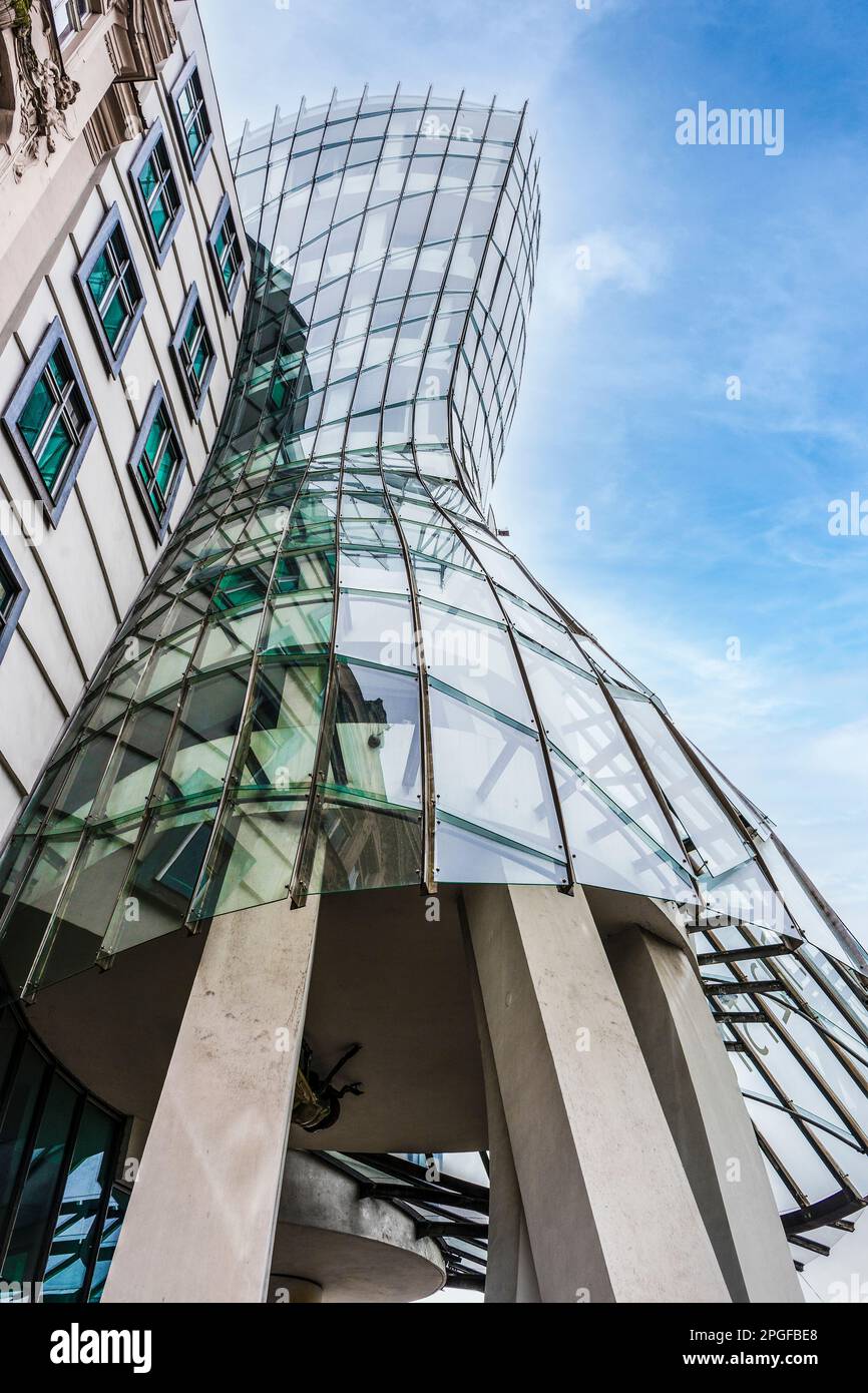 Il Dancing House è il nome di questo edificio situato a Praga, Repubblica Ceca e progettato dall'architetto croato-ceco Vlado Milunić in coopera Foto Stock