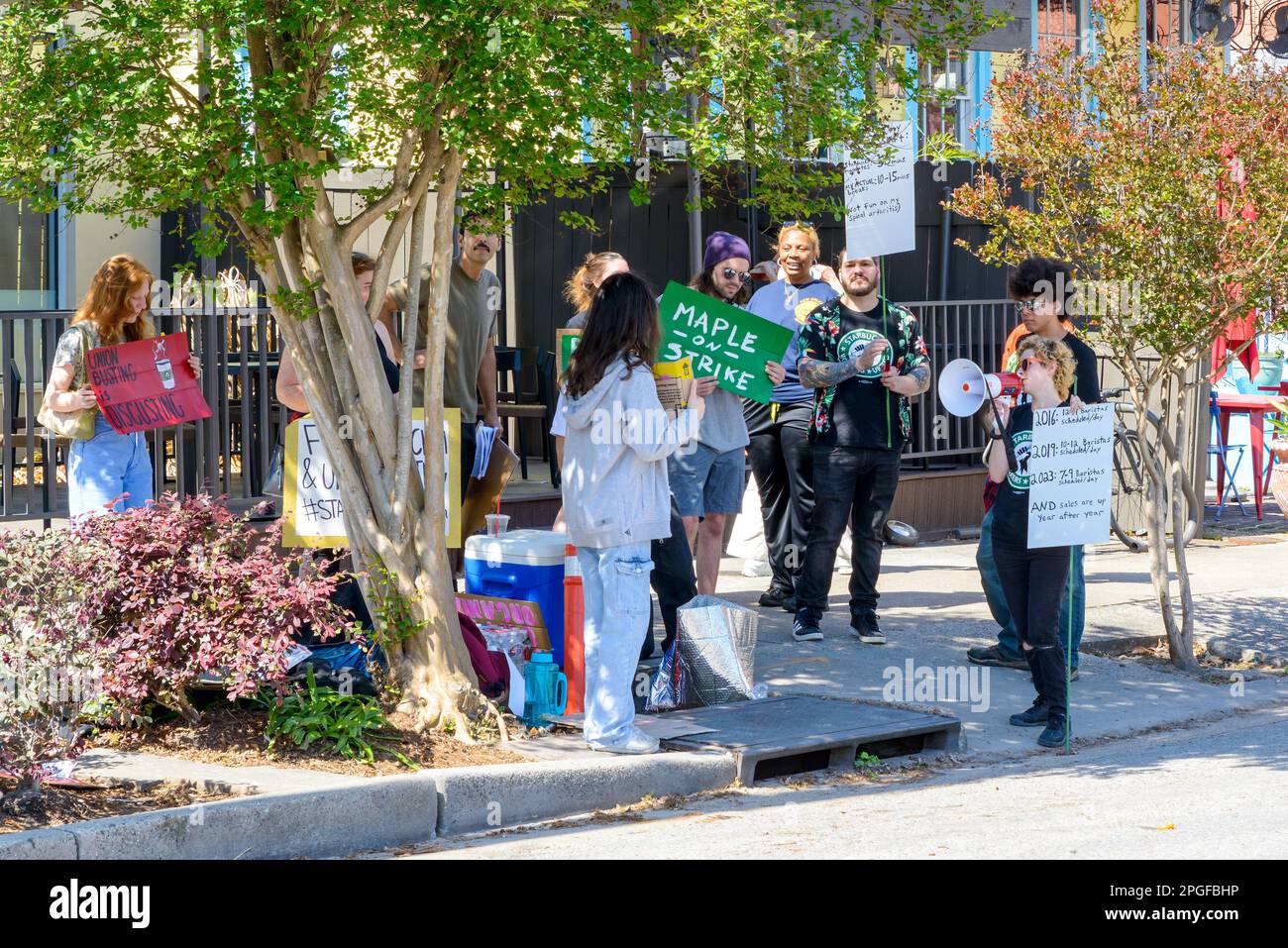 NEW ORLEANS, LA, USA - 22 MARZO 2023: I raccoglitori sindacali di fronte a Starbucks presso il negozio Maple Street nel quartiere Uptown Foto Stock