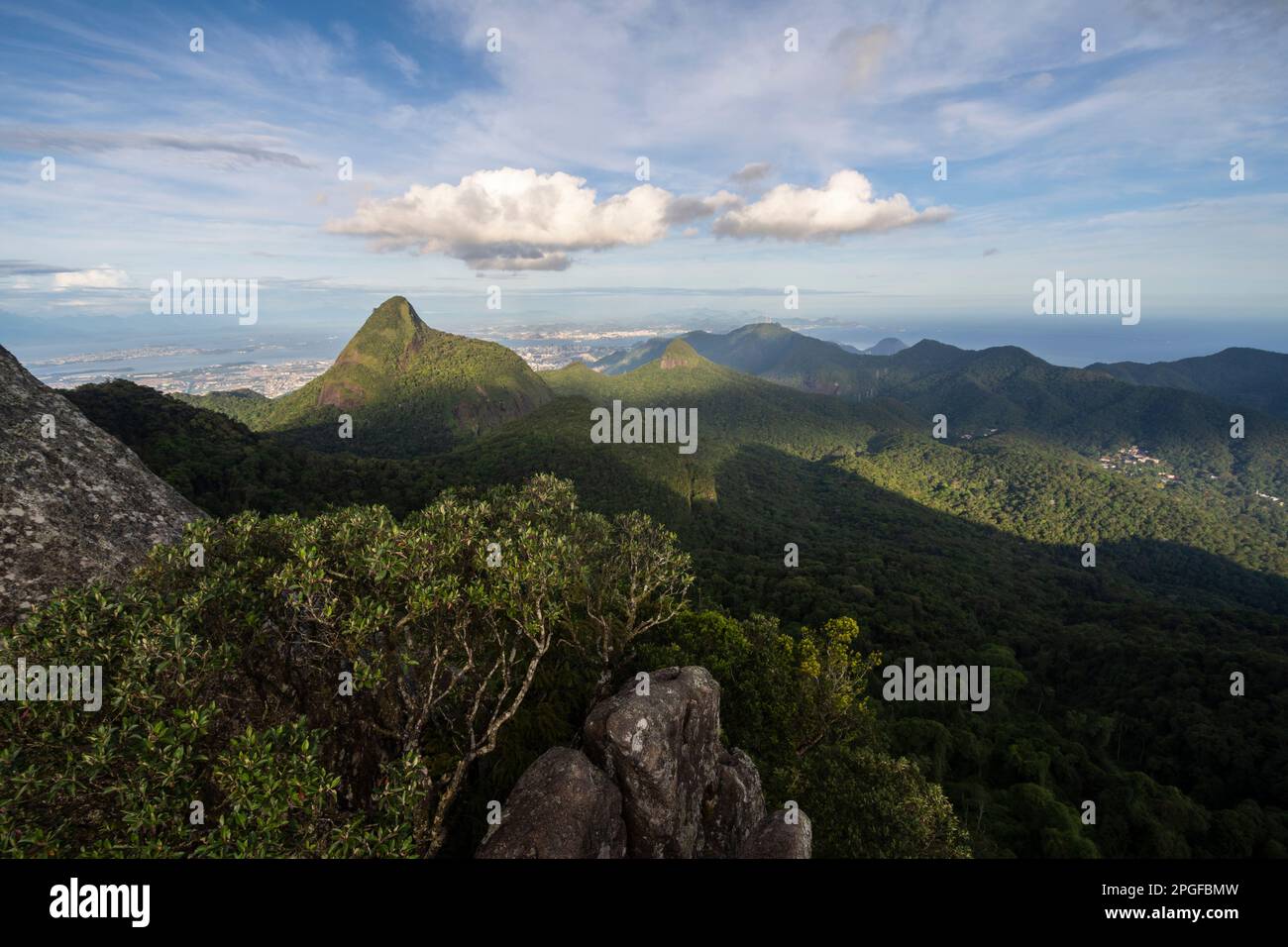 Splendida vista sulle montagne e scenario verde della foresta pluviale atlantica Foto Stock