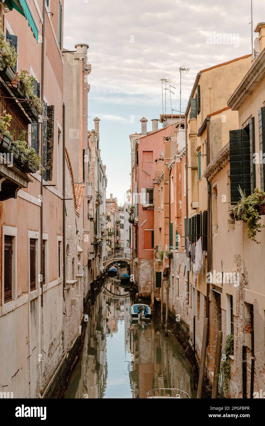 Edifici colorati che si affacciano sul canale di Venezia Foto Stock