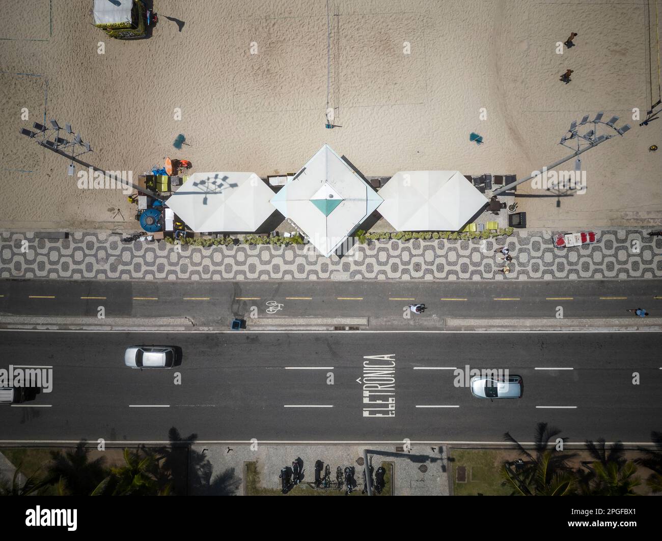 Splendida vista dall'alto verso il chiosco sulla spiaggia sulla sabbia e sulla strada Foto Stock