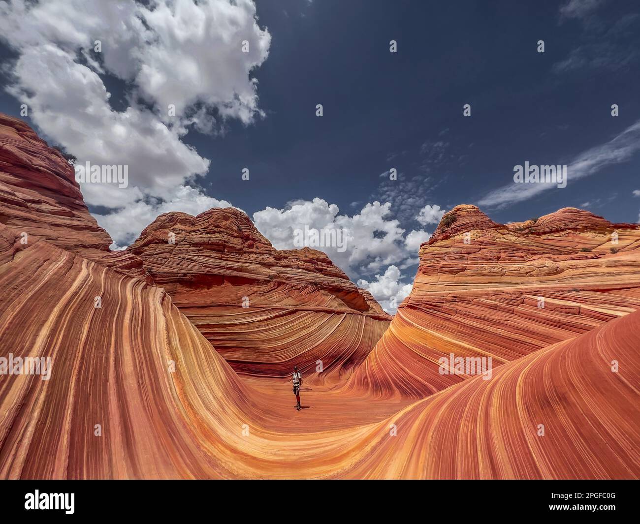 La classica fotografia Wave con un escursionista solitario Foto Stock