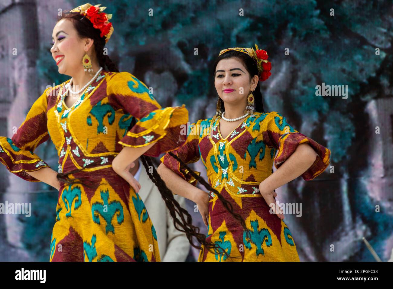 Khujand, Tagikistan. 21st marzo, 2015. Ensemble femminile in costume nazionale danza su un palco durante la celebrazione della vacanza Navruz nel Parco Navruzgoh nella città di Khujand, Repubblica del Tagikistan Foto Stock