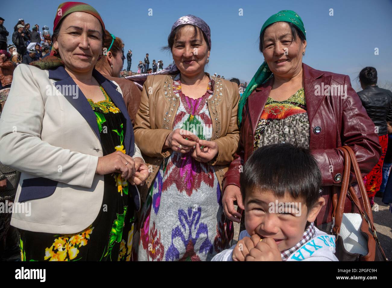 Villaggio di Samgar, Tagikistan. 19th marzo, 2015. La gente sta guardando la celebrazione della vacanza Navruz nel villaggio in Tagikistan Repubblica Foto Stock