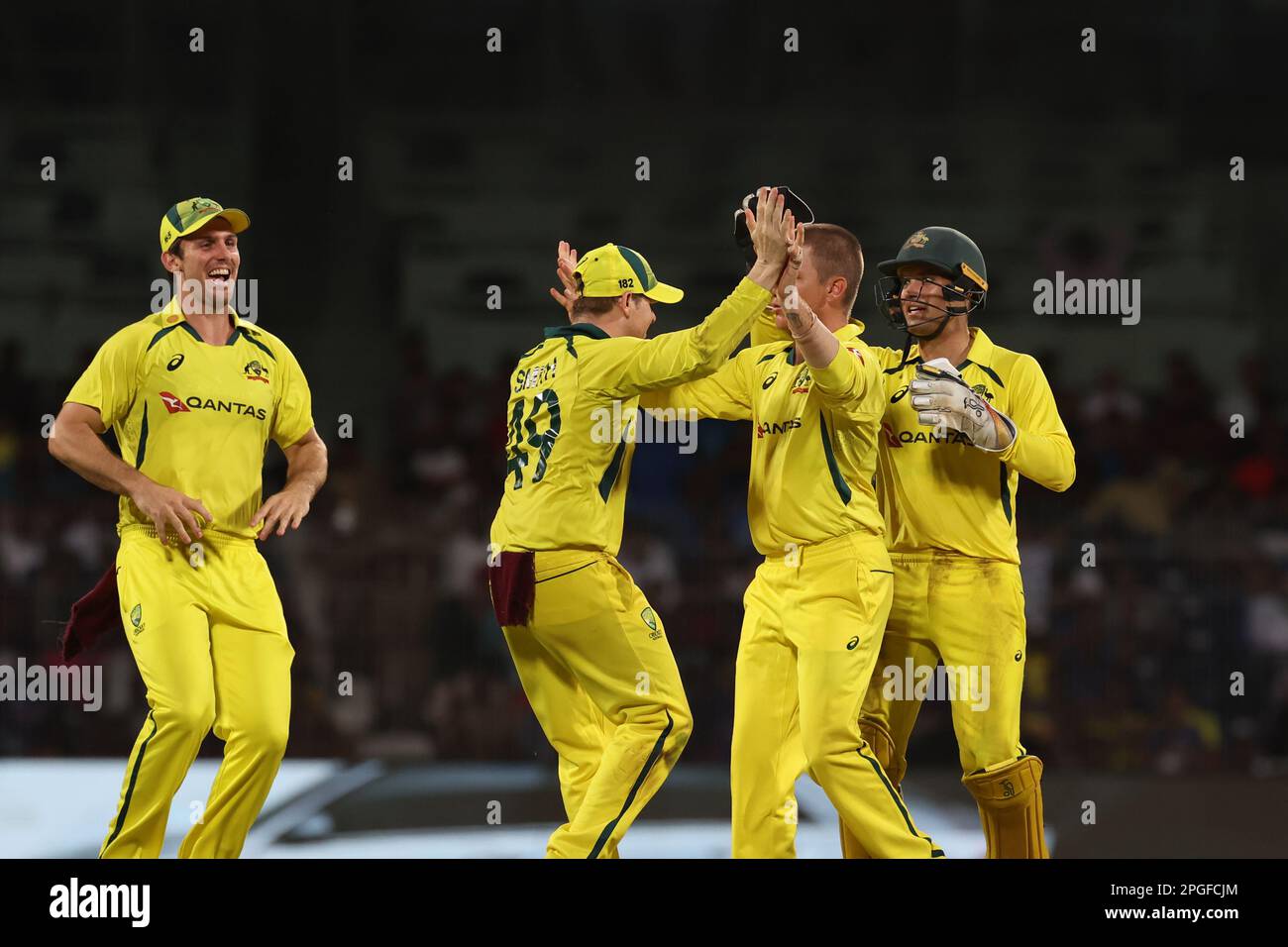 Chennai, India. 22nd Mar, 2023. 3rd ODI : Aus - India : Australia vinta da 21 manches, dopo una grande lotta dell'India, allo stadio ma Chidambaram di Chennai. AUS Team mattes celebra il licenziamento Hardik Pandya. Credit: Seshadri SUKUMAR/Alamy Live News Foto Stock