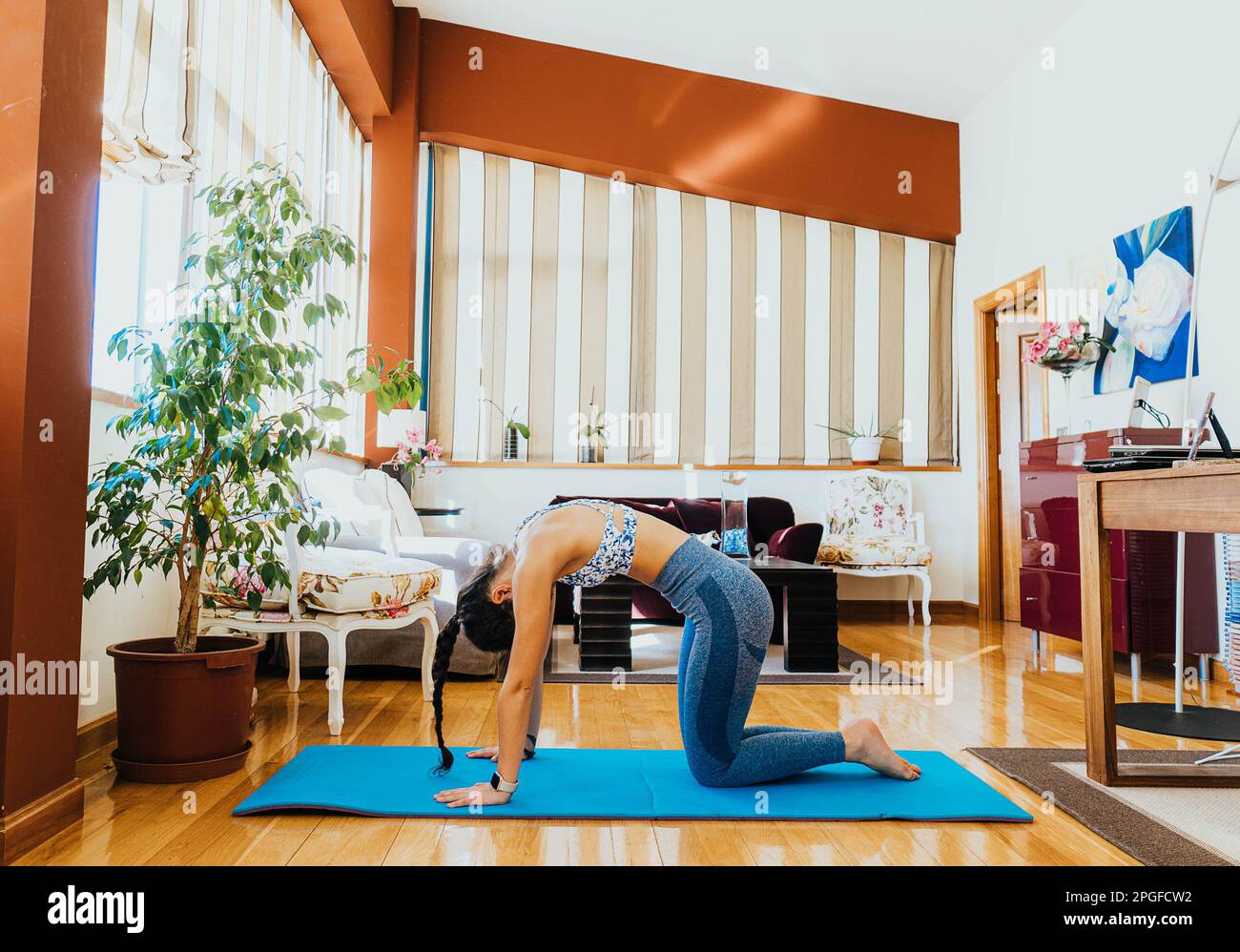 ritratto della donna che fa esercizi, yoga e stretching a casa Foto Stock