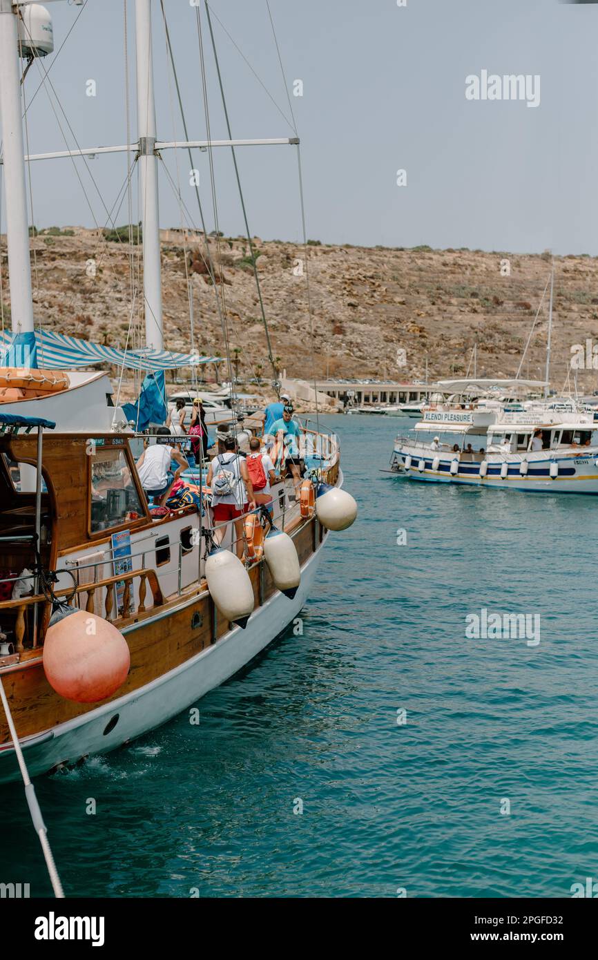 Barca a vela preparandosi a salpare nel Mar Mediterraneo Foto Stock